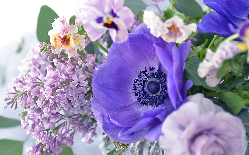 「紫 × シルバー」でクールに飾る