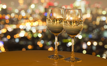夜景と2本のワイングラス
