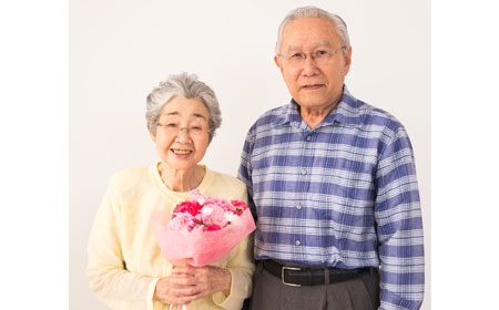 花束を持った老夫婦