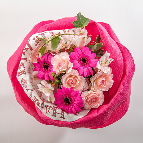 そのまま飾れるバラの形の花束ペタロ・ローザ「ハッピーバースデー」